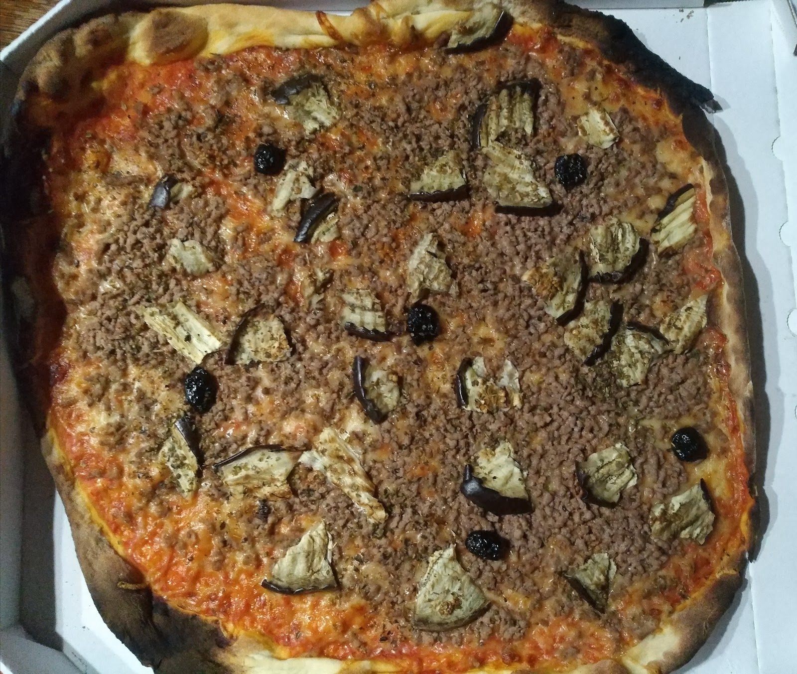 Pizza à la viande hachée et aux aubergines grillées