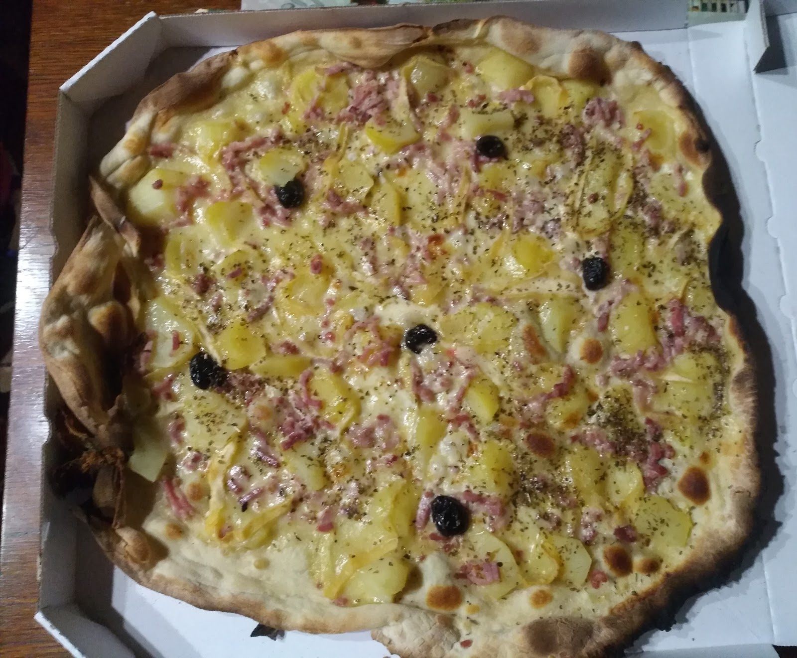 Pizza crème fraîche, pommes de terre et lardons